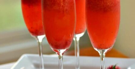 EASY FROSTY STRAWBERRY MIMOSAS