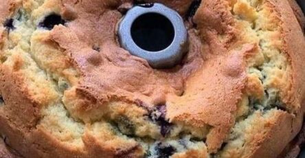 BLUEBERRY SOUR CREAM COFFEE CAKE