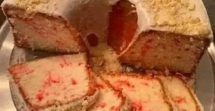 Strawberry crunch pound cake