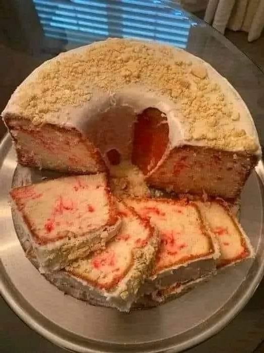 Strawberry crunch pound cake