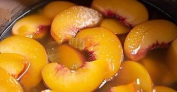 Simple Peach Cobbler that Cooks Slowly