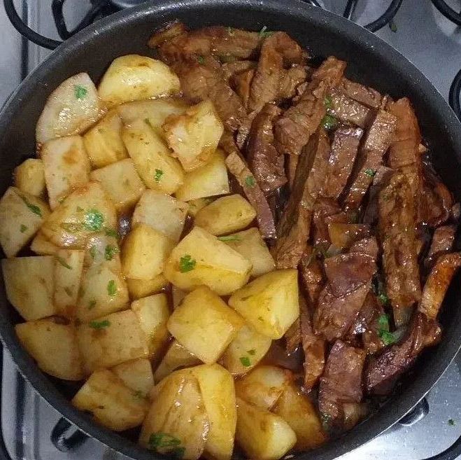 GARLIC BUTTER STEAK AND POTATOES SKILLET