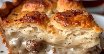 Sausage Gravy and Biscuit Pie