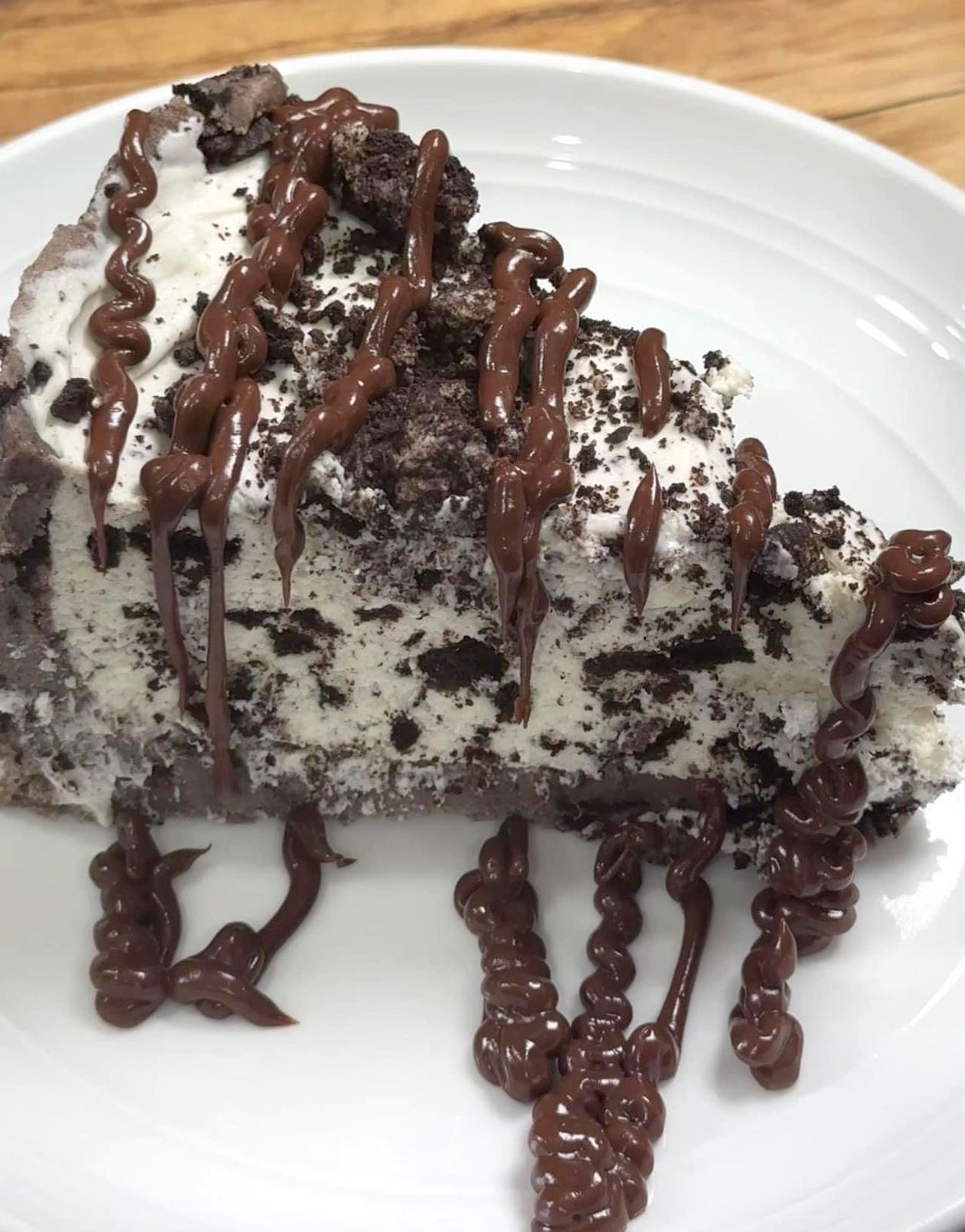 Oreo Cheesecake with Chocolate Drizzle