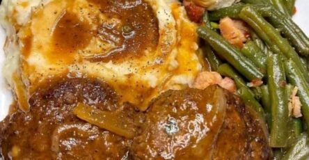 Meatloaf with Mashed Potatoes and Green Beans