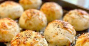 Cheesy Garlic Dinner Rolls