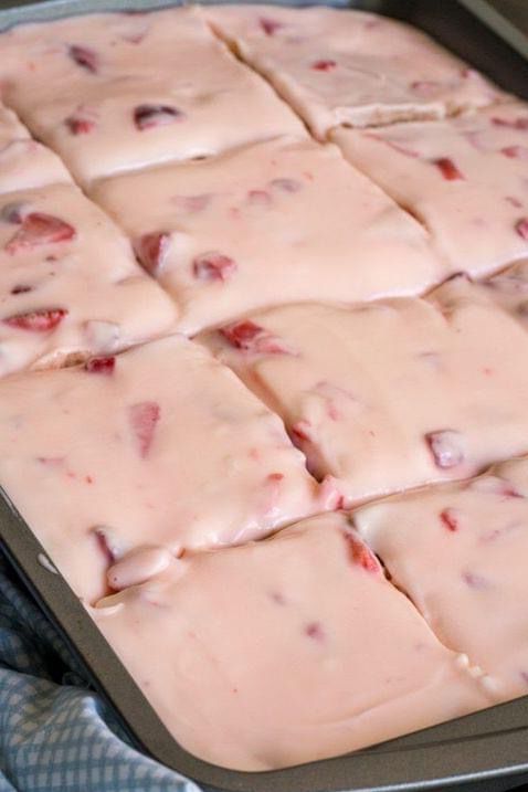 Strawberry Frosted Cake: A Delightful Treat