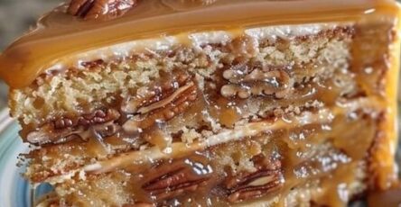 Cake with Pecans and Caramel