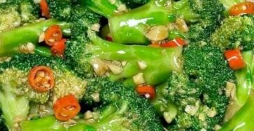 Stir-fried broccoli with garlic and chili