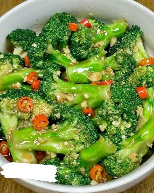 Stir-fried broccoli with garlic and chili